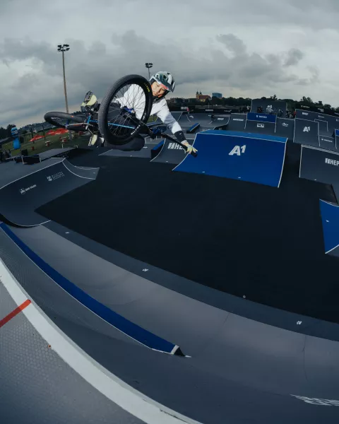 Prije 15 godina prvi je put stigao u Osijek i to upravo na Pannonian Challenge - rekli su mu daje Osijek blizu Zrća, a kada je došao shvatio je da su ga zeznuli jer oko njega je bila samoravnica. Nije se naljutio na zezanciju jer se u tu ravnicu vrlo brzo i zaljubio.