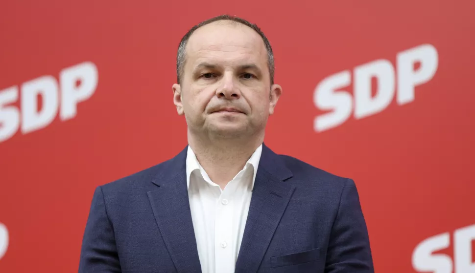 Zagreb, 20.02.2025 - Predsjednik SDP-a Siniša Hajdaš Dončić i SDP-ovi saborski zastupnici Sanja Bježančević i Boris Lalovac održali su konferenciju za medije povodom Svjetskog dana socijalne pravde na kojoj je predstavljena politika SDP-a za mirovine. Na slici Siniša Hajdaš Dončić.foto HINA/ Damir SENČAR/ ds