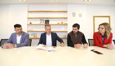 Potpis ugovora za dogradnju škole i nove sportske dvorane u Novoj Bukovici