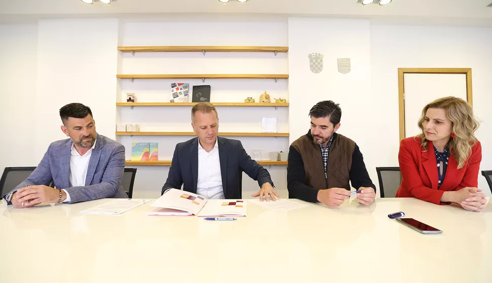 Potpis ugovora za dogradnju škole i nove sportske dvorane u Novoj Bukovici