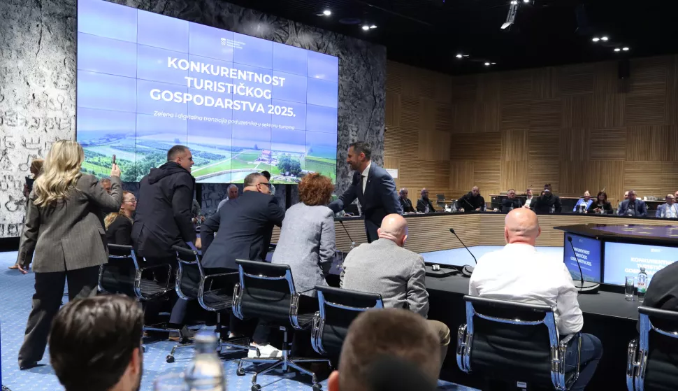 Zagreb, 23.05.2025. - Ministar turizma i sporta Tonči Glavina uručio je ugovore o bespovratnim sredstvima poduzetnicima u turizmu u ukupnom iznosu od 3,4 milijuna eura za 138 projekta diljem Hrvatske, koje su dobiveni temeljem Javnog poziva u okviru Programa konkurentnost turističkog gospodarstva "Zelena i digitalna tranzicija poduzetnika u turizmu." Na fotografiji Tonči Glavina. foto HINA /Zvonimir KUHTIĆ/ kuzo