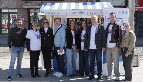 Osijek, 24. 05. 2025., Trg A. Starčevića, Program obilježavanja, Dan svjesnosti o bolestima štitnjače, štitnjača, Ivica Mihaljević; medcinski fakultet u Osijeku; doktori; studentiSNIMIO BRUNO JOBST