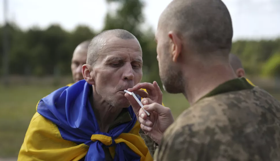 epaselect epa12128437 Ukrainian prisoners of war (POWs) react following a prisoner swap at an undisclosed location, Ukraine, 23 May 2025, amid the Russian invasion. In the first stage of the '1000-for-1000' exchange agreement, 390 Ukrainian servicemen and civilians were returned to Ukraine. The agreement was reached after recent Russia-Ukraine talks held in Turkey. EPA/STRINGER