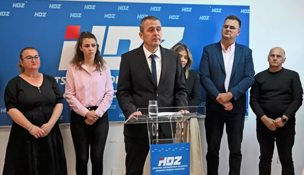 Vukovar, 24.05.2025. - U prostorijama GO HDZ-a Vukovar, kandidat HDZ-a za zamjenika gradonačelnika Vukovara Goran Bendra održao je konferenciju za medije s temom - pokušaj zastrašivanja članica i članova HDZ-a uoči 2. kruga lokalnih izbora.foto HINA/Gordan Panić