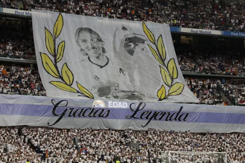 epa12130910 Real Madrid fans show a banner in gratitude to team Croatian midfielder Luka Modric, before the LaLiga match between Real Madrid and Real Sociedad at the Santiago Bernabeu Stadium in the Spanish Capital, 24 May 2025. EPA/J.J. Guillen