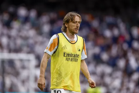 epa12130884 Real Madrid's Croatian midfielder Luka Modric warms up before the LaLiga match between Real Madrid and Real Sociedad at the Santiago Bernabeu Stadium in the Spanish Capital, 24 May 2025. EPA/Daniel Gonzalez