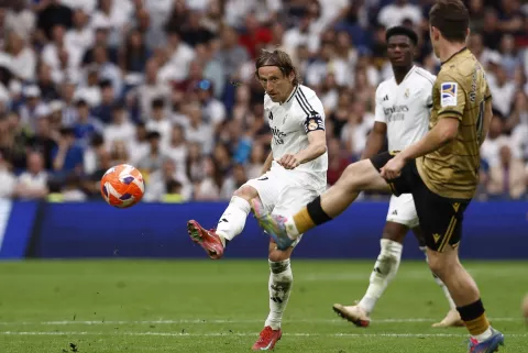 epa12131051 Real Madrid's Croatian midfielder Luka Modric during the LaLiga match between Real Madrid and Real Sociedad at the Santiago Bernabeu Stadium in the Spanish Capital, 24 May 2025. EPA/Daniel Gonzalez