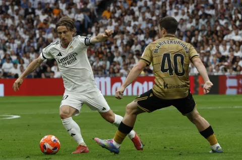 epa12131000 Real Madrid's Croatian midfielder Luka Modric (L) vies for the ball against Real Sociedad's Spanish forward Arkaitz Mariezkurrena during the LaLiga match between Real Madrid and Real Sociedad at the Santiago Bernabeu Stadium in the Spanish Capital, 24 May 2025. EPA/J.J. Guillen