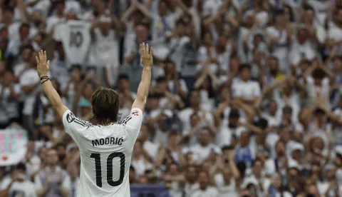 epa12131358 Real Madrid's Croatian midfielder Luka Modric receives a standing ovation after being substituted in his final match at the Santiago Bernabeu during the LaLiga match between Real Madrid and Real Sociedad at the Santiago Bernabeu Stadium in the Spanish Capital, 24 May 2025. EPA/J.J. Guillen