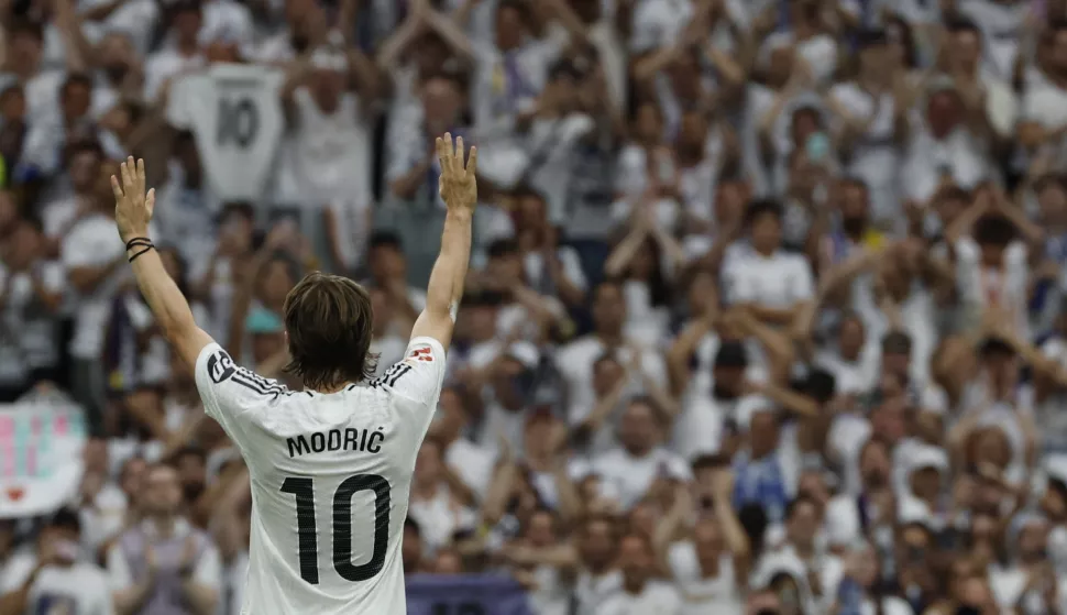 epa12131358 Real Madrid's Croatian midfielder Luka Modric receives a standing ovation after being substituted in his final match at the Santiago Bernabeu during the LaLiga match between Real Madrid and Real Sociedad at the Santiago Bernabeu Stadium in the Spanish Capital, 24 May 2025. EPA/J.J. Guillen