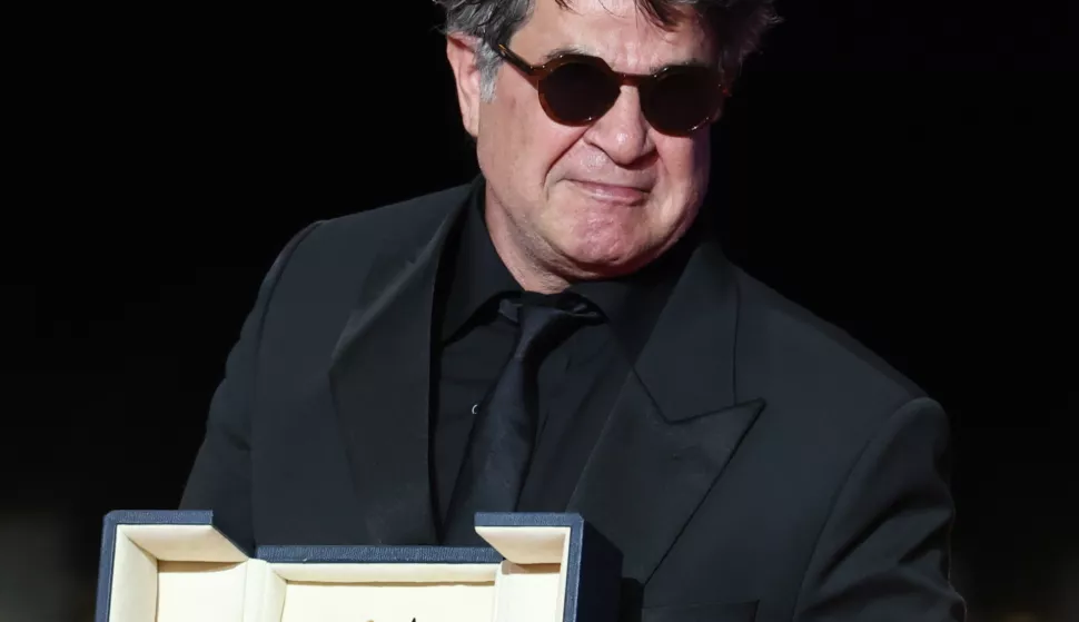 epa12131786 Iranian director and screenwriter and producer Jafar Panahi celebrates on stage after winning the Palme d'Or for the film "Un simple accident" (A Simple Accident) during the closing and awards ceremony of the 78th annual Cannes Film Festival, in Cannes, France, 24 May 2025. The film festival runs from 13 to 24 May 2025. EPA/MOHAMMED BADRA