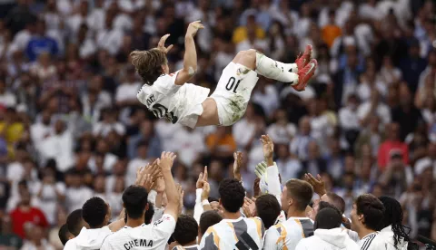 epa12131595 Real Madrid's Croatian midfielder Luka Modric is honored after his final match at the LaLiga match between Real Madrid and Real Sociedad at the Santiago Bernabeu Stadium in Madrid, Spain, 24 May 2025. EPA/Daniel Gonzalez