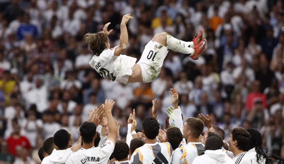 epa12131595 Real Madrid's Croatian midfielder Luka Modric is honored after his final match at the LaLiga match between Real Madrid and Real Sociedad at the Santiago Bernabeu Stadium in Madrid, Spain, 24 May 2025. EPA/Daniel Gonzalez
