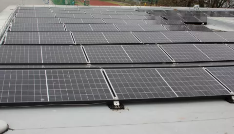 OSIJEK- 16.12.2020., Srednjoškolsko igralište, Srednjika, završena energetska obnova, GReENERGY, fotonaponske elektrane na krovu zgrade.Foto: Andrea Ilakovac