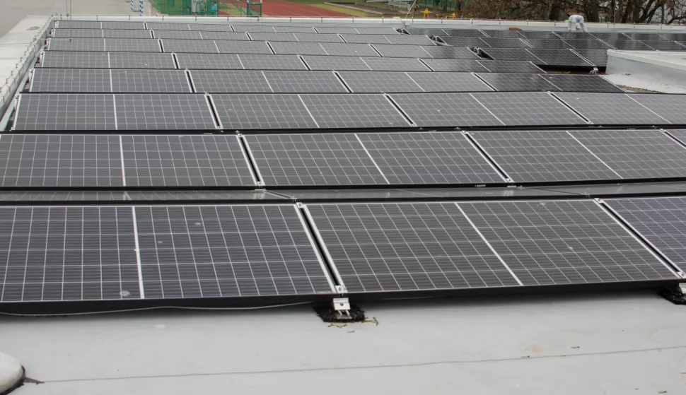 OSIJEK- 16.12.2020., Srednjoškolsko igralište, Srednjika, završena energetska obnova, GReENERGY, fotonaponske elektrane na krovu zgrade.Foto: Andrea Ilakovac