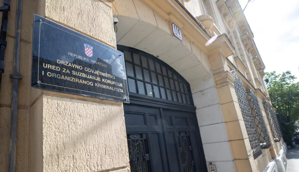 Zagreb, 30.04.2025 - Pripadnici policije u policijskom kombiju privode osumnjičene u USKOK, u slučaju Hipodrom. Na slici zgrada, ulaz, vrata, ploča, tabla, USKOK.foto HINA/ Damir SENČAR/ ds