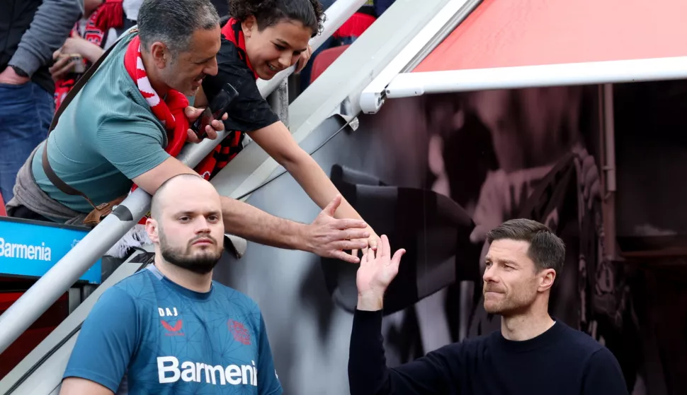 epa11278402 Leverkusen's head coach Xabi Alonso (R) arrives for the German Bundesliga soccer match between Bayer 04 Leverkusen and SV Werder Bremen in Leverkusen, Germany, 14 April 2024. EPA/CHRISTOPHER NEUNDORF CONDITIONS - ATTENTION: The DFL regulations prohibit any use of photographs as image sequences and/or quasi-video.