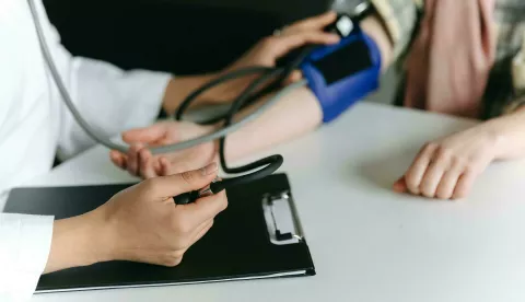 doktor pacijent zdravstvo pregled tlak