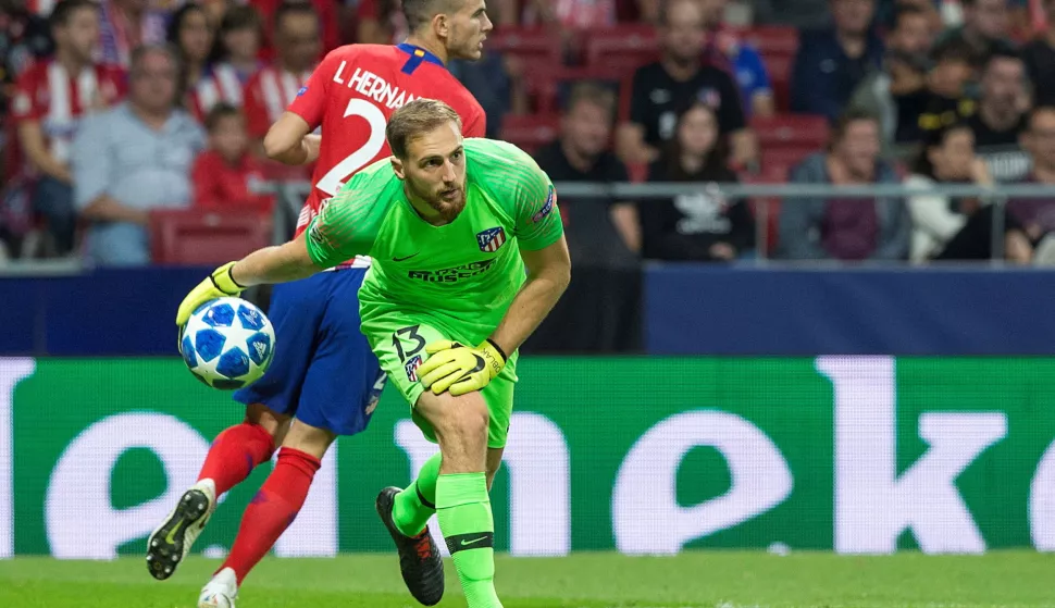 epa07067552 Atletico Madrid's goalkeeper Jan Oblak in action during the UEFA Champions League soccer match between Atletico Madrid and Brugge KV at the Wanda Metropolitano stadium in Madrid, Spain, 03 October 2018. EPA/RODRIGO JIMENEZ