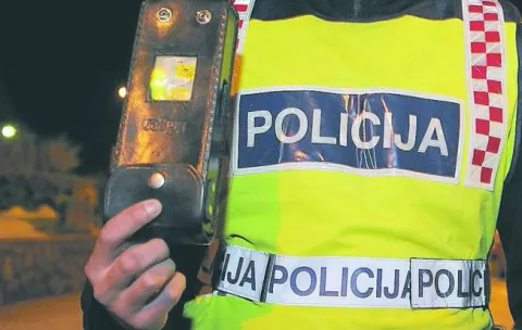 RIJEKA,10.04.2010.CRNAPROMETNA POLICIJA (ILUSTRACIJA POLICIAJAC, POLICIJA, PROMET...)AKCIJA NOĆ BEZ ALKOHOLA KONTROLA PROMETA, ALKOHOLIZIRANOSTI, BRZINE I ISPRAVNOSTI DOKUMENATA,NA FOTO POLICAJAC IVIĆ DOMINIK ALKOTESTSNIMIO SERGEJ DRECHSLER