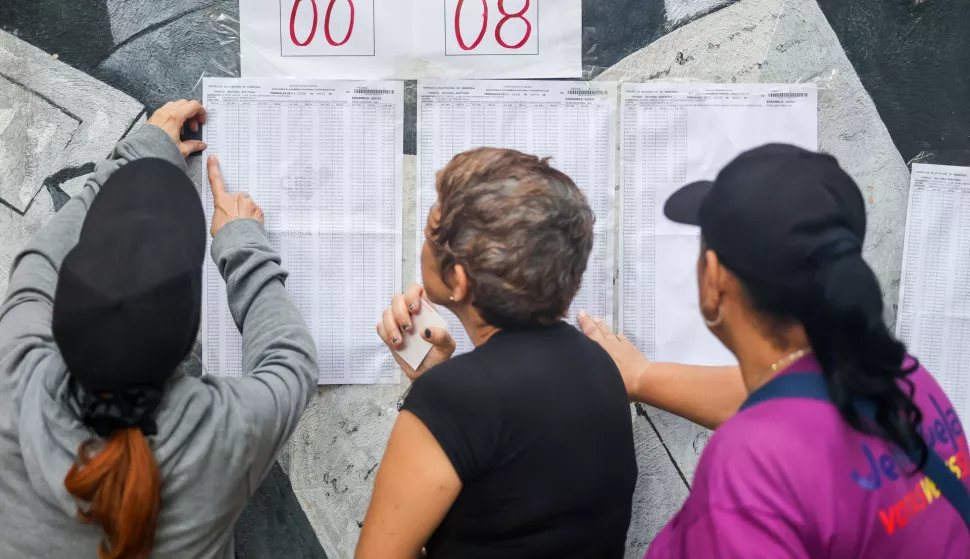 epa12133869 People locate their polling station at a voting center to participate in the regional elections in Caracas, Venezuela, 25 May 2025. Polling stations in Venezuela began opening their doors around 6:00 a.m. local time (10:00 a.m. GMT) for regional and legislative elections that will elect, for the first time, authorities for the Essequibo region. EPA/MIGUEL GUTIERREZ