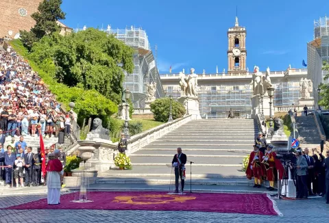 epa12133999 Pope Leo XIV receives the homage of the Mayor of Rome, Roberto Gualtieri, and the City of Rome at the foot of the Campidoglio steps in Rome, Italy, 25 May 2025. EPA/ALESSANDRO DI MEO