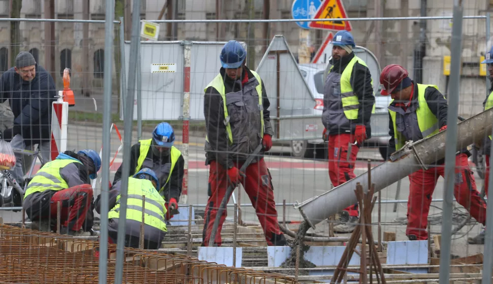Osijek, 24. 01. 2024, Europska Avenija, strani radnici na gradislistu tramvajske pruge u Osijeku.snimio GOJKO MITIĆ