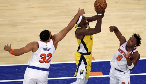 epa12124344 Indiana Pacers forward Pascal Siakam (C) drives to the basket through New York Knicks center Karl-Anthony Towns (L) and New York Knicks forward OG Anunoby (R) during the second half of game one of the Eastern Conference finals between the Indiana Pacers and the New York Knicks at Madison Square Garden in New York, New York, USA, 21 May 2025. EPA/JUSTIN LANE SHUTTERSTOCK OUT