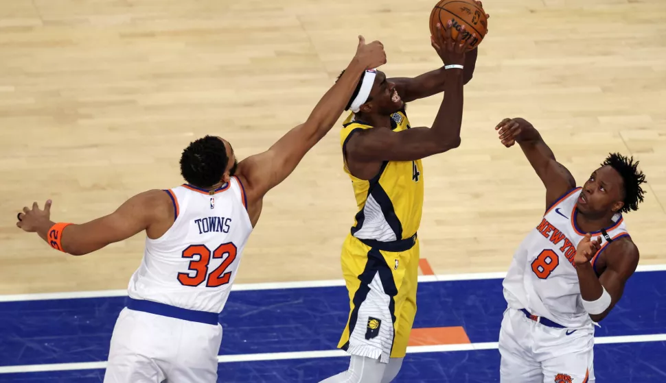 epa12124344 Indiana Pacers forward Pascal Siakam (C) drives to the basket through New York Knicks center Karl-Anthony Towns (L) and New York Knicks forward OG Anunoby (R) during the second half of game one of the Eastern Conference finals between the Indiana Pacers and the New York Knicks at Madison Square Garden in New York, New York, USA, 21 May 2025. EPA/JUSTIN LANE SHUTTERSTOCK OUT
