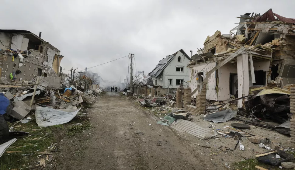 epa12133437 Ukrainian rescuers work at the site of a residential area struck by a rocket as a result of an overnight strike in a village near Kyiv, Ukraine, 25 May 2025, amid the ongoing Russian invasion. At least 12 people were killed across Ukraine, including children, and dozens more were injured, after Russia launched a large-scale attack with at least 69 missiles and nearly 300 drones in 13 different regions, the State Emergency Service confirmed on 25 May. EPA/SERGEY DOLZHENKO