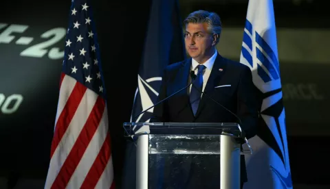 ZAGREB, 26. svibnja 2025. (Hina) - Zapadni Balkan je ključan za dugotrajan mir u Europi i snagu NATO saveza, rekao je hrvatski premijer Andrej Plenković u Daytonu u nedjelju, u povodu 30. obljetnice Daytonskog sporazuma, dodajući da Hrvatska podržava euroatlantske težnje Bosne i Hercegovine.