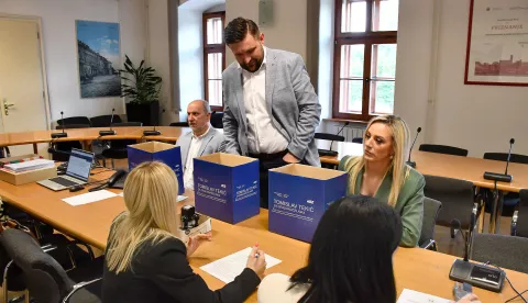 Slavonski Brod, 28.4.2025.- Predaja potpisa potpore za kandidaturu te liste kandidata HDZ-a za Gradsko vije?e Grada Slavonskog Broda Gradskom izbornom povjerenstvu Grada Sl. Broda. Liste su predali kandidat za gradona?elnika Slavonskog Broda i nositelj liste HDZ-a za Gradsko vije?e Tomislav Teki?, kandidatkinja za zamjenicu gradona?elnika Sanda Livia Maduna, predsjednik GO HDZ-a SB i kandidat za vije?nika u Gradskom vije?u Josip Samard?i?. foto HINA/ ua