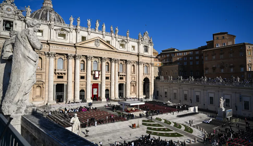 epa12111717 Faithful wait for the Inauguration Mass of Pope Leo XIV in front of the dome in St. Peter's Square, Vatican City, 18 May 2025. EPA/DAREK DELMANOWICZ POLAND OUT