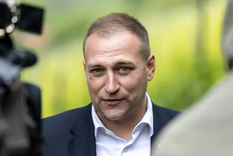 Jastrebarsko, 23.05.2025 - Potpredsjednik Vlade i ministar poljoprivrede, šumarstva i ribarstva David Vlajčić će s povjerenikom Europske komisije za poljoprivredu i hranu Christopheom Hansenom i voditeljicom Predstavništva Europske komisije u Hrvatskoj Zrinkom Ujević posjetiti vinariju Griffin. Na slici David Vlajčić dao je izjavu za medije.foto HINA/ Damir SENČAR/ ds