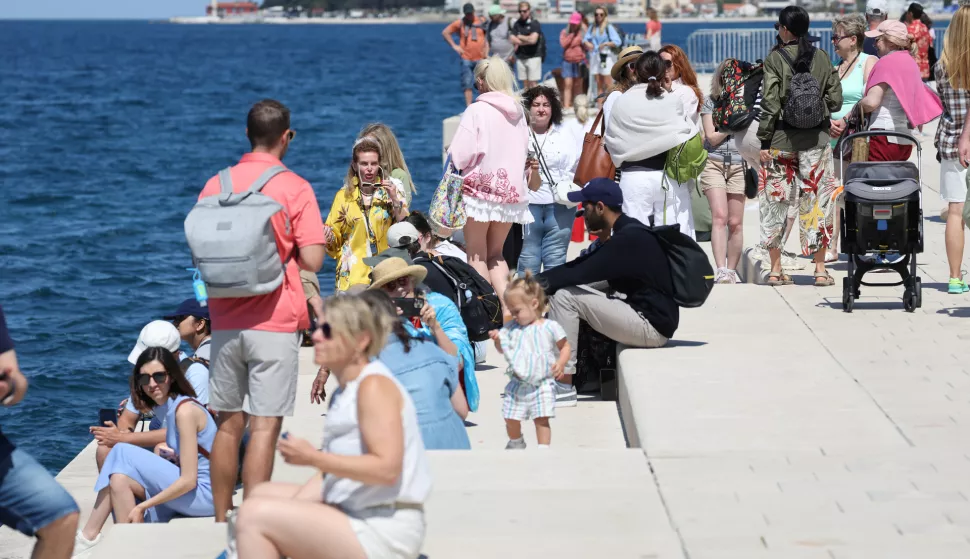 Zadar, 10.05.2025. - Brojni turisti koji borave na zadarskom području iskoristili su sunčano subotnje prijepodne za šetnju starom gradskom jezgrom i rivom.Foto HINA/Zvonko KUCELIN