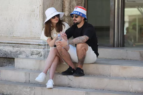 Zadar, 10.05.2025. - Brojni turisti koji borave na zadarskom području iskoristili su sunčano subotnje prijepodne za šetnju starom gradskom jezgrom i rivom.Foto HINA/Zvonko KUCELIN