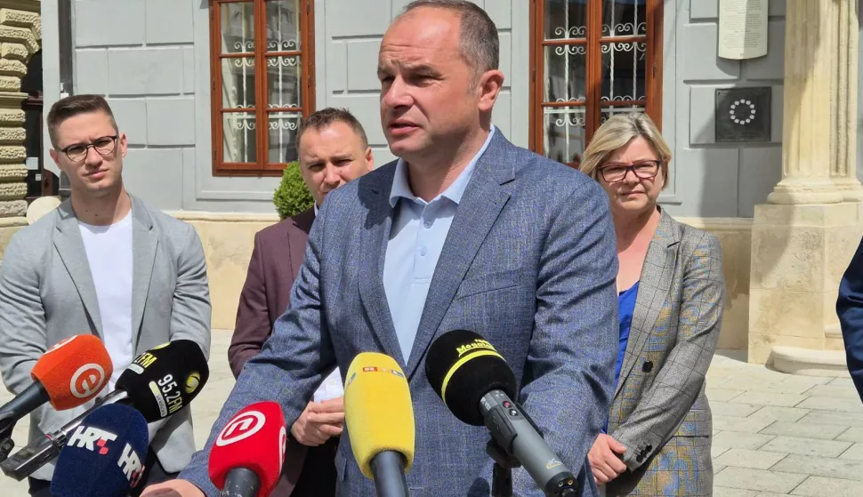 Varaždin, 26.05.2025. - Ako mi građani Hrvatske daju povjerenje, planiram biti premijer u dva mandata, poručio je u ponedjeljak iz Varaždina šef SDP-a Siniša Hajdaš Dončić komentirajući napise da bi ga na čelu stranke mogao zamijeniti varaždinski gradonačelnik Neven Bosilj koji pak je istaknuo da trenutačno nema takve ambicije. Na fotografiji Siniša Hajdaš Dončić. foto HINA/ Siniša KALAJDŽIJA/ tm