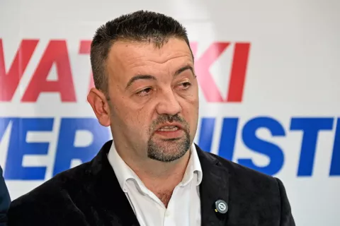 Vukovar, 20.05.2025. - U prostorijama Hrvatskih suverenista, predsjednik Hrvatskih suverenista i kandidat za gradonačelnika Vukovara Marijan Pavliček, zajedno s kandidatom za zamjenika gradonačelnika Filip Su&scaron;ac, održao je konferenciju za medije kako bi se osvrnuo na lokalne izbore i poslao poruku biračima uoči drugog kruga. Na fotografiji Marijan Pavliček. foto HINA/ Gordan PANIĆ/ tm