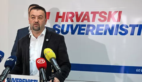 Vukovar, 20.05.2025. - U prostorijama Hrvatskih suverenista, predsjednik Hrvatskih suverenista i kandidat za gradonačelnika Vukovara Marijan Pavliček, zajedno s kandidatom za zamjenika gradonačelnika Filip Su&scaron;ac, održao je konferenciju za medije kako bi se osvrnuo na lokalne izbore i poslao poruku biračima uoči drugog kruga. Na fotografiji Marijan Pavliček. foto HINA/ Gordan PANIĆ/ tm