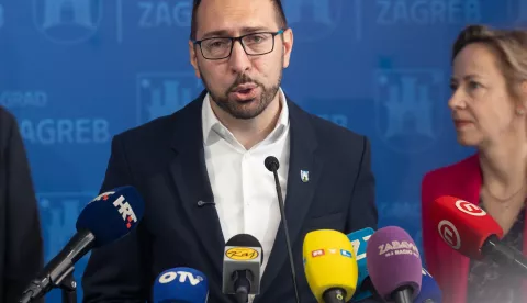 Zagreb, 20.05.2025. - Zagrebački gradonačelnik Tomislav Tomašević zajedno sa svojim zamjenicima Lukom Korlaetom i Danijelom Dolenec predstavio je program za provedbu javnog natječaja za izradu idejnog urbanističko-arhitektonskog rješenja za stadion Maksimir - SRC Svetice.Na fotografiji Tomisalv Tomašević.foto HINA/ Edvard ŠUŠAK
