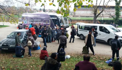 Sarajevo, 27.10.2018 - Bosanskohercegovački ured Međunarodne organizacije za migracije (IOM) potvrdio je u subotu kako su u punom kapacitetu profunkcionirala dva nova centra za prihvat i smjetaj ilegalnih migranata u BiH. Uz centar uspostavljen u nekadanjoj vojarni "Uivak" u Hadićima kod Sarajeva koji je otvoren ranije ovog tjedna, sada je u funkciji jo jedan otvoren u krugu nekadanje tvornice "Bira"kod Bihaća, istaknuto je u priopćenju dostavljenom medijima. Na slici migranti u centru "Bira".foto HINA/ FENA/Muhamed Sadiković/ ua