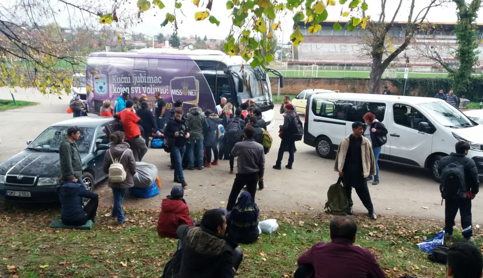 Sarajevo, 27.10.2018 - Bosanskohercegovački ured Međunarodne organizacije za migracije (IOM) potvrdio je u subotu kako su u punom kapacitetu profunkcionirala dva nova centra za prihvat i smjetaj ilegalnih migranata u BiH. Uz centar uspostavljen u nekadanjoj vojarni "Uivak" u Hadićima kod Sarajeva koji je otvoren ranije ovog tjedna, sada je u funkciji jo jedan otvoren u krugu nekadanje tvornice "Bira"kod Bihaća, istaknuto je u priopćenju dostavljenom medijima. Na slici migranti u centru "Bira".foto HINA/ FENA/Muhamed Sadiković/ ua