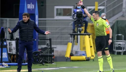 ITALY SOCCER SERIE Aepa09062764 Inter's head coach Antonio Conte (L) is booked by referee Maurizio Mariani (R) during the Italian Serie A soccer match between Inter Milan and Atalanta Bergamo at Giuseppe Meazza stadium in Milan, Italy, 08 March 2021. EPA/MATTEO BAZZI