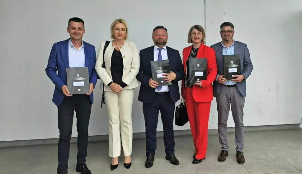 Preuzimanje ugovora za izgradnju igrališta za stolni tenis u Opatovcu