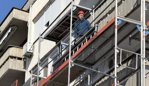 Osijek, 04. 04. 2025., Ulica Hrvatske republike, skela, skele, posavljanje, postavljanje skele, energetska obnova, radovi, fasada, građevinarstvo, ilustracijaBRUNO JOBST