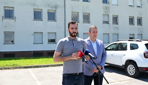 Vukovar, 27.05.2025. - Kandidat za gradonačelnika grada Vukovara Domagoj Bilić, te kandidat za zamjenika gradonačelnika Goran Bendra održali su konferenciju za medije ispred zgrada internata u Borovu naselju. Tema konferencije za medije - Novi sadržaji i mjere za umirovljenike i hrvatske branitelje. foto HINA/ Gordan Panić/ tm