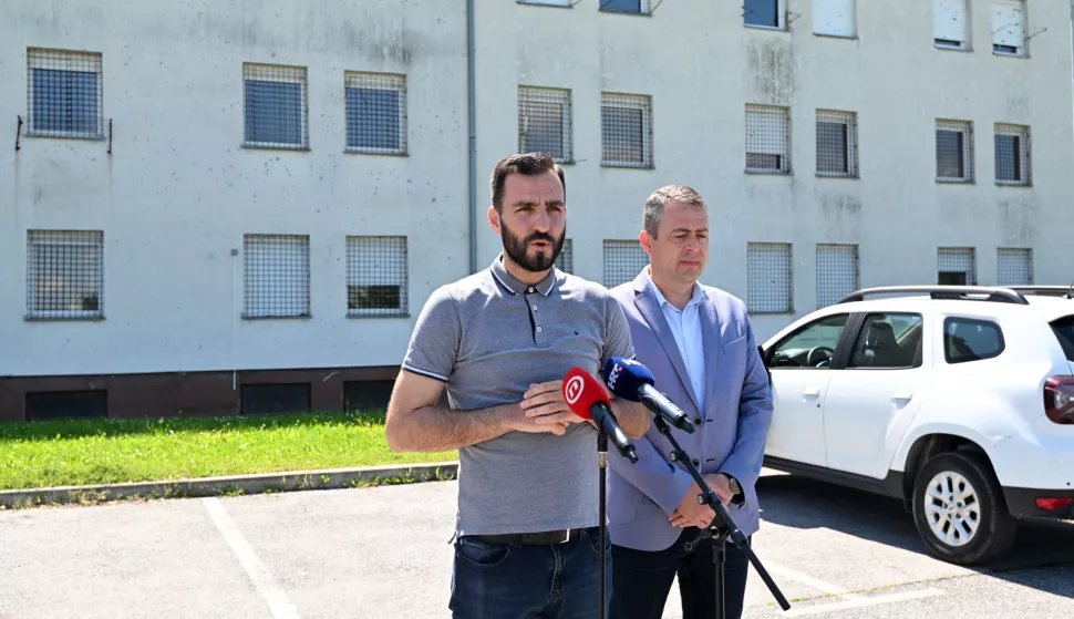 Vukovar, 27.05.2025. - Kandidat za gradonačelnika grada Vukovara Domagoj Bilić, te kandidat za zamjenika gradonačelnika Goran Bendra održali su konferenciju za medije ispred zgrada internata u Borovu naselju. Tema konferencije za medije - Novi sadržaji i mjere za umirovljenike i hrvatske branitelje. foto HINA/ Gordan Panić/ tm