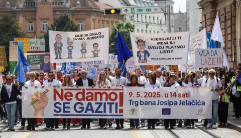 Zagreb, 09.05.2025 - Prosvjed tri obrazovna sindikata, Školski sindikat Preporod, Nezavisni sindikat srednjih škola i Nezavisni sindikat znanosti i obrazovanja na Trgu bana Josipa Jelačića. Na slici, sindikati su se okupili na Trgu Republike i krenuli Frankopanskom i Ilicom do Trga bana Jelčaića.foto HINA/ Damir SENČAR/ ds