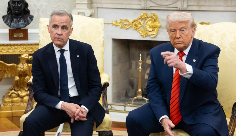 epa12078296 US President Donald Trump (R) and Canadian Prime Minister Mark Carney (L) meet in the Oval Office at the White House in Washington, DC, USA, 06 May 2025. EPA/FRANCIS CHUNG/POOL
