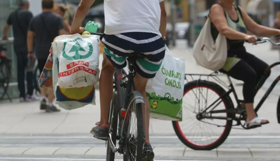 Osijek, 19. 08. 2022, Trg Ante Starcevica. Covjek na biciklu vozi pune vrece palsticnih boca i limenki. Da li to radi zbog ekolsoke osvjescenosti ili iz puke potrebe? Slobodnjak, ilustracija.snimio GOJKO MITIĆ